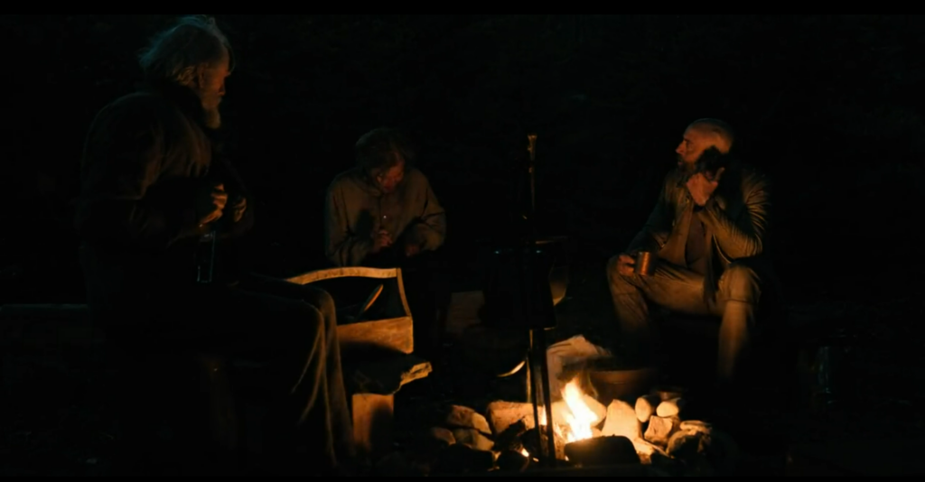 Charley, Will und Miller diskutieren am Lagerfeuer © 2024 Sony Pictures